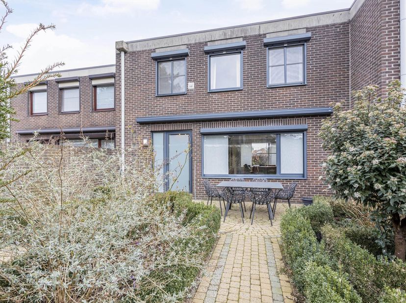 Deze woning met 3 slaapkamers is gelegen in Mol - Achterbos op fietsafstand van Mol centrum en met een vlotte verbinding naar de omliggende gehuchten
