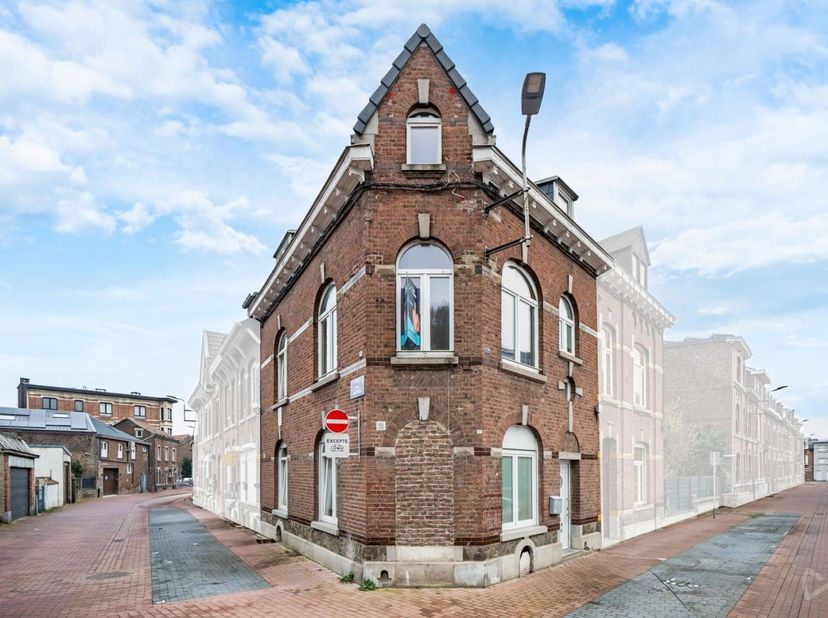 OPTION OPTION OPTION&lt;br /&gt;
We Invest et Julie ont le plaisir de vous proposer à la vente cette maison idéale pour un premier achat ou une colocation&lt;b