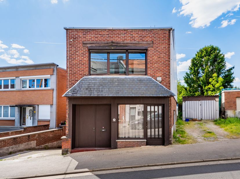 Découvrez cette maison de 150 m² située sur les hauteurs de Herstal, offrant un cadre de vie paisible avec jardin et garage.&lt;br /&gt;
Cette maison se com