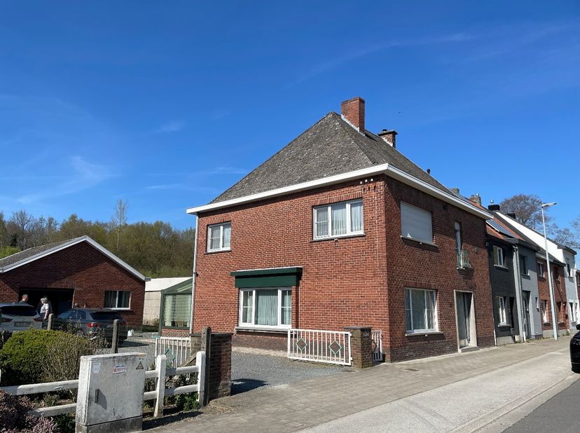Deze ruime halfopen bebouwing in Merelbeke-Melle is een ideale woning voor wie op zoek is naar een gezinswoning met een grote tuin en voldoende slaapk