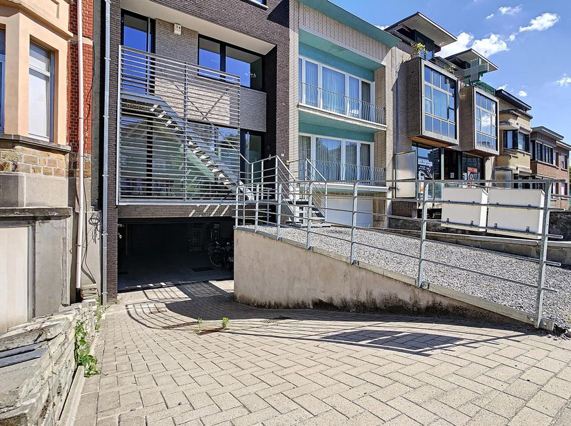 Strombeek-Bever, Mutsaert, immeuble de 2016 avec 100m² de bureaux divisés en différents espaces et niveaux avec jardin, terrasse et parking.&lt;br /&gt;
Au