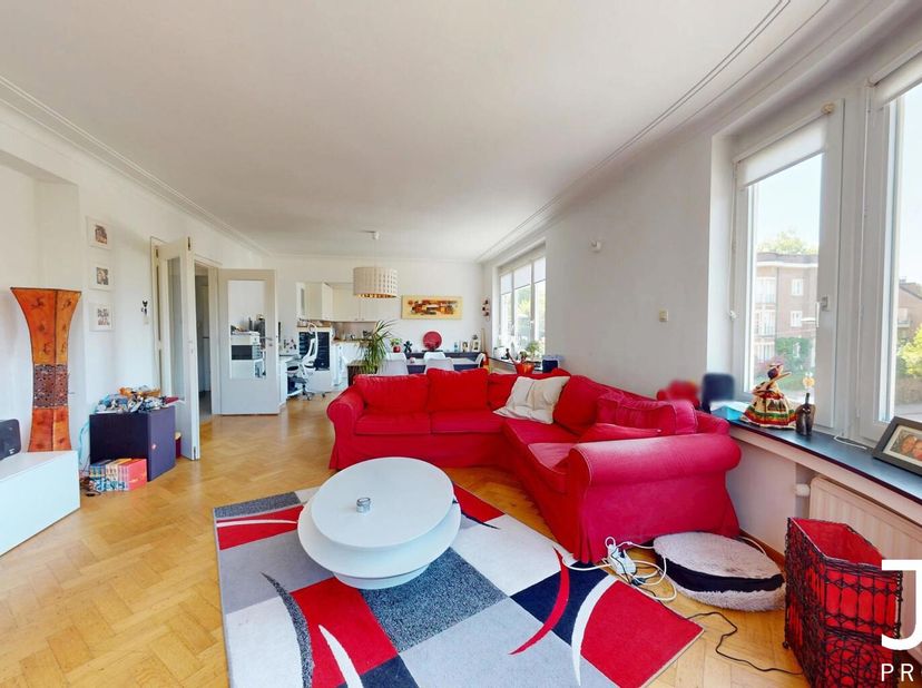 Dit ruime appartement met karakter is ideaal gelegen in de wijk Chant d&#039;Oiseau, op een steenworp afstand van het Woluwepark. Het zal je verleiden met