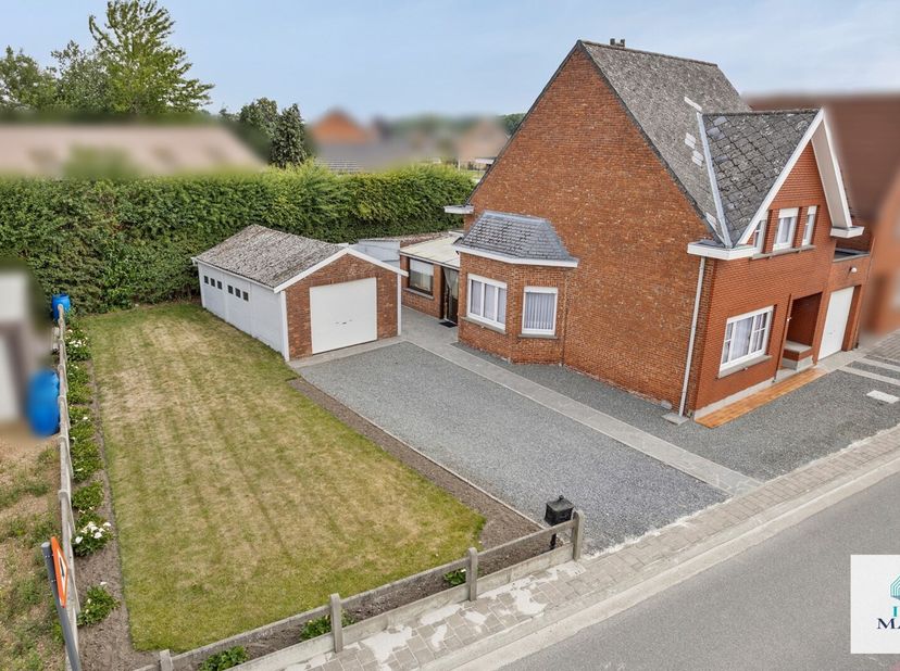 Deze uitstekend onderhouden open bebouwing  (ca 151 m²) met gekoppelde garage  op 3a 27ca  en extra garage in de leuke zijtuin biedt veel mogelijkhede
