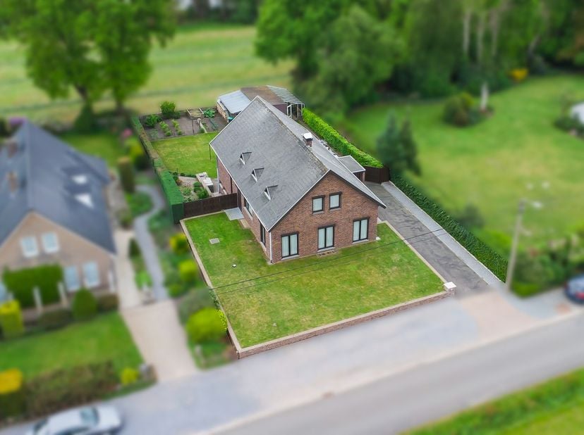 Zeer goed onderhouden woning, op een perceel van 9a 06ca.&lt;br /&gt;
Momenteel voorzien van 3 slaapkamers maar mits enkele eenvoudige ingrepen uit te breid