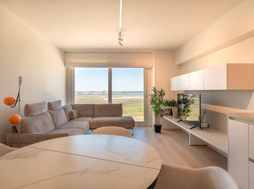 Dit net gerenoveerde appartement is gelegen op de Zeedijk in Heist met zicht op zee! &lt;br /&gt;
&lt;br /&gt;
De indeling is als volgt:&lt;br /&gt;
Inkomhal met afzond