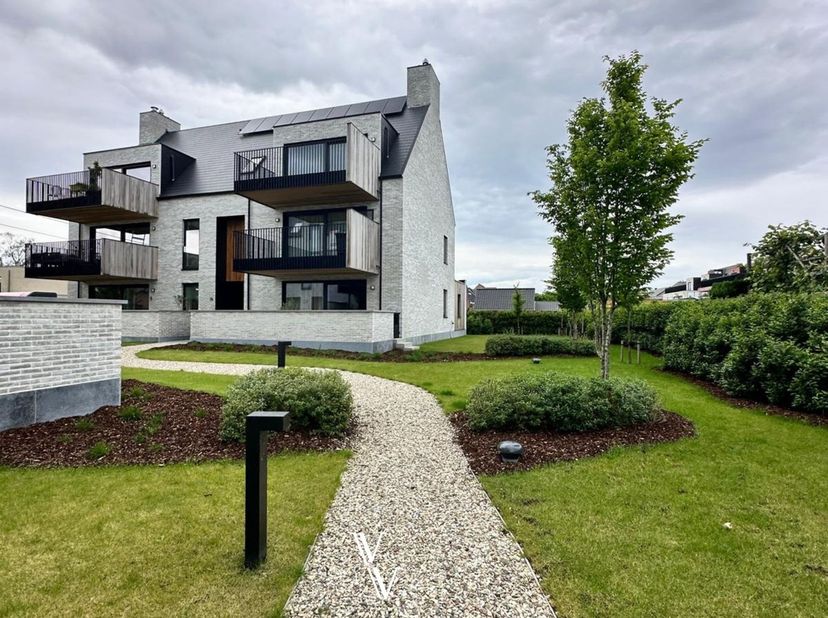 Dit zeer lichtrijke moderne appartement bevindt zich op de bovenste verdieping van een nieuwe residentie en biedt uitzicht op de binnentuin. Het appar
