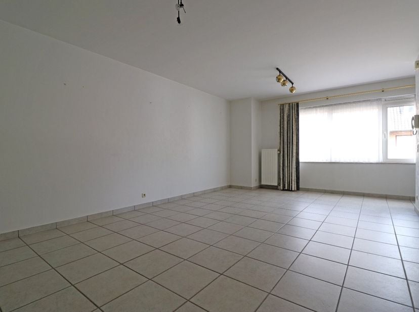 Verzorgd appartement met ruim zonneterras in het centrum van Sint-Eloois-Winkel.&lt;br /&gt;
Het appartement bevindt zich op de eerste verdieping in een rus