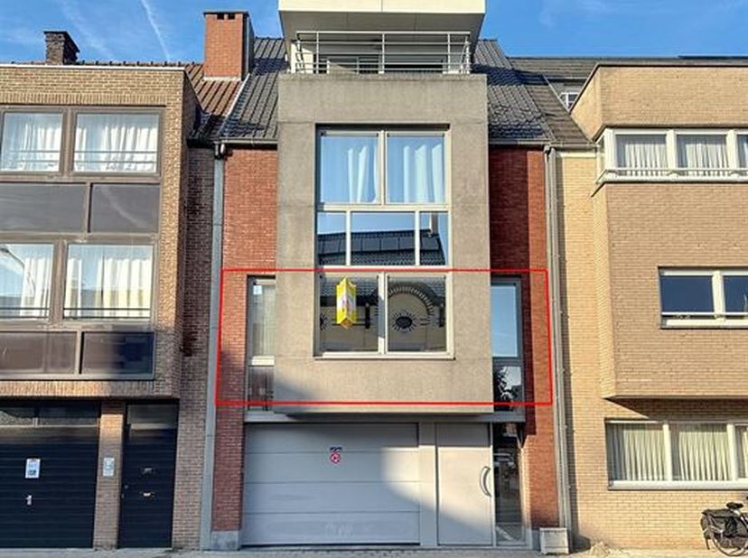 INSTAPKLAAR APPARTEMENT (84 m²) met AUTOSTANDPLAATS op wandelafstand van de Grote Markt te ROESELARE&lt;br /&gt;
De indeling is als volgt:&lt;br /&gt;
Inkom, lich
