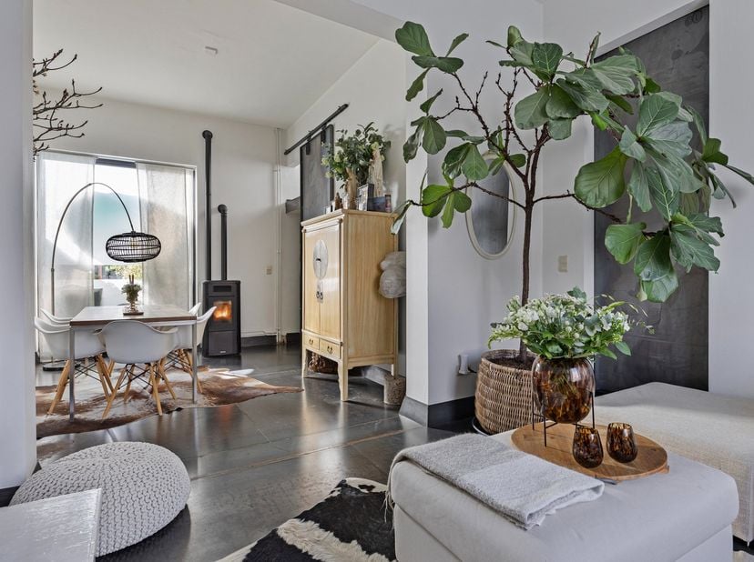 Welkom op de Stationsstraat 137 in Lanaken, waar deze karaktervolle woning uit 1937 je verrast met een unieke mix van charme en industriële accenten.