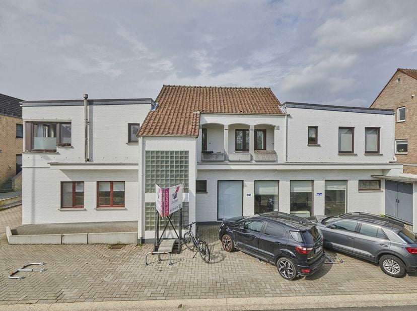 Dit investeringspand is gelegen in het centrum van Oudsbergen en bevat 12 eenheden:&lt;br /&gt;
* op het gelijkvloers:&lt;br /&gt;
- 3 appartementen met 2 slaapka