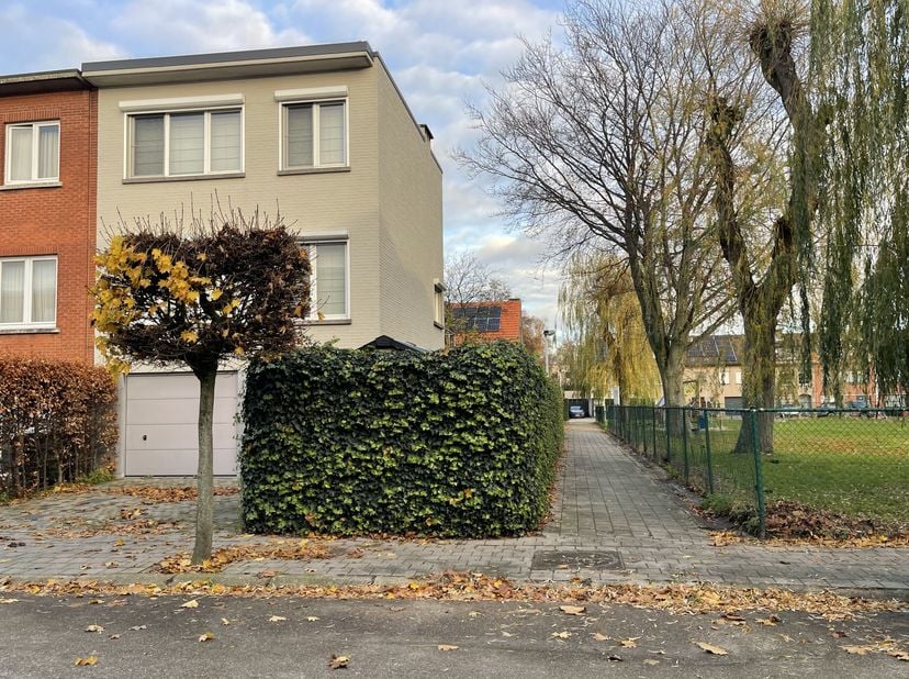 Ce joyau est situé dans une rue calme de Kapellen. À deux pas du centre, des commerces, des transports en commun, des écoles, des routes, de l&#039;autorou