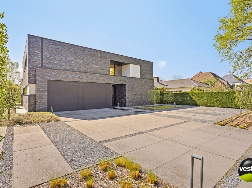 Deze indrukwekkende villa is gelegen aan de gegeerde Bijvennestraat, een rustige, residentiële buurt net buiten het centrum van Hasselt. Met drie ruim