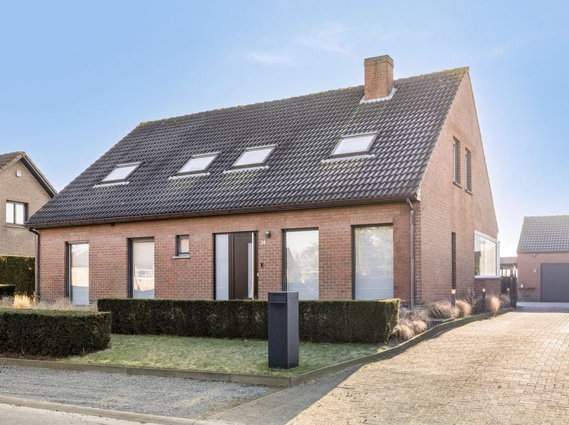 Cette maison à vendre à Loenhout ne compte pas moins de 5 chambres (dont une au rez-de-chaussée), dispose d&#039;un salon ensoleillé et d&#039;une cuisine très