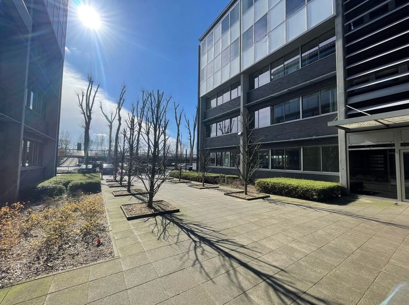 Uitzonderlijk goed bereikbaar instapklare kantoren van 1.577 m² te huur dankzij de directe aansluiting met de R4 (1 km) richting Eeklo en Gent-Zeehave