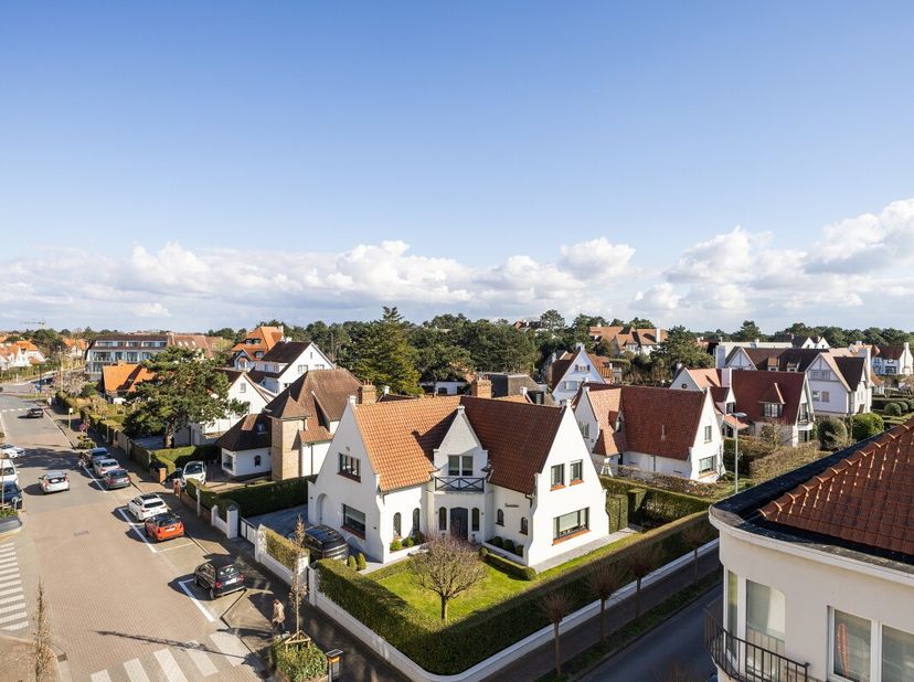 Knokke: Prachtig appartement met zonnige terrassen en panoramisch uitzicht op de villa&#039;s te koop vlakbij de Dumortierlaan. Ontdek dit stijlvolle penth