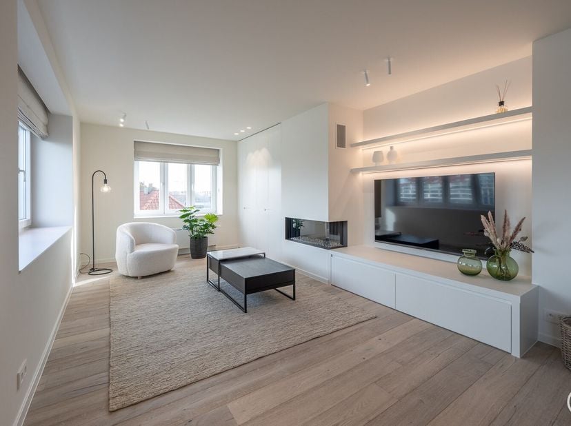 Prachtig gerenoveerd appartement op een topligging met frontaal meerzicht aan het zegemeer te Knokke.&lt;br /&gt;
Rustig gelegen volledig gerenoveerd appart