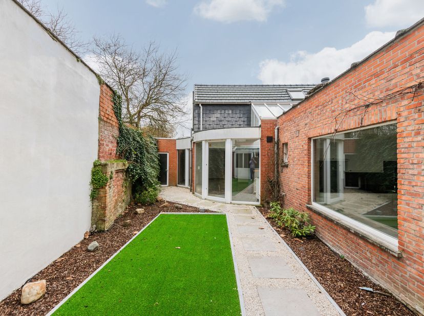 Gelegen in de dorpskern van Vrasene treft u dit interessant handelshuis met bewoonbare oppervlakte van ca. 300m².&lt;br /&gt;
Met een brede vitrine en licht