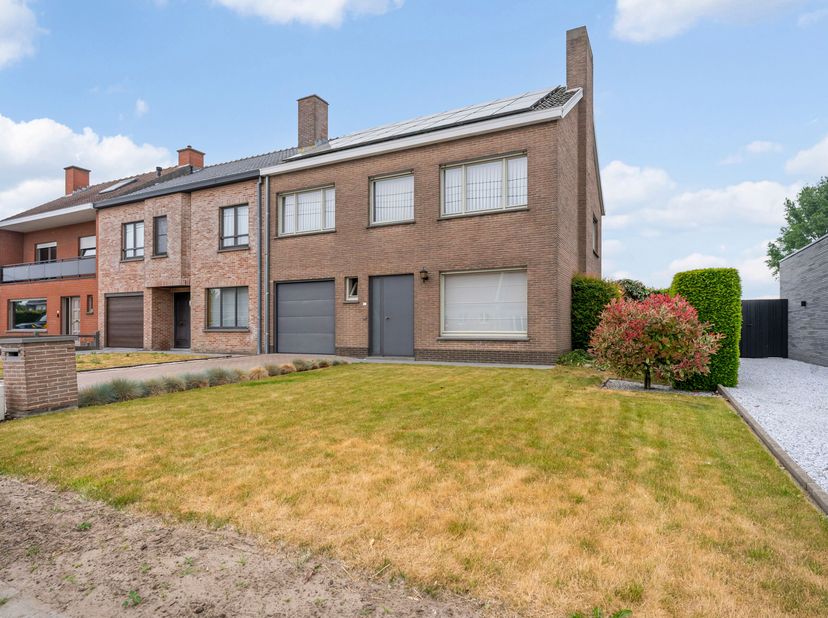 Deze zeer goed onderhouden instapklare woning (4slp) met grote tuin en prachtig zicht op de velden zoekt nieuwe eigenaars! De EPC is B en de woning be
