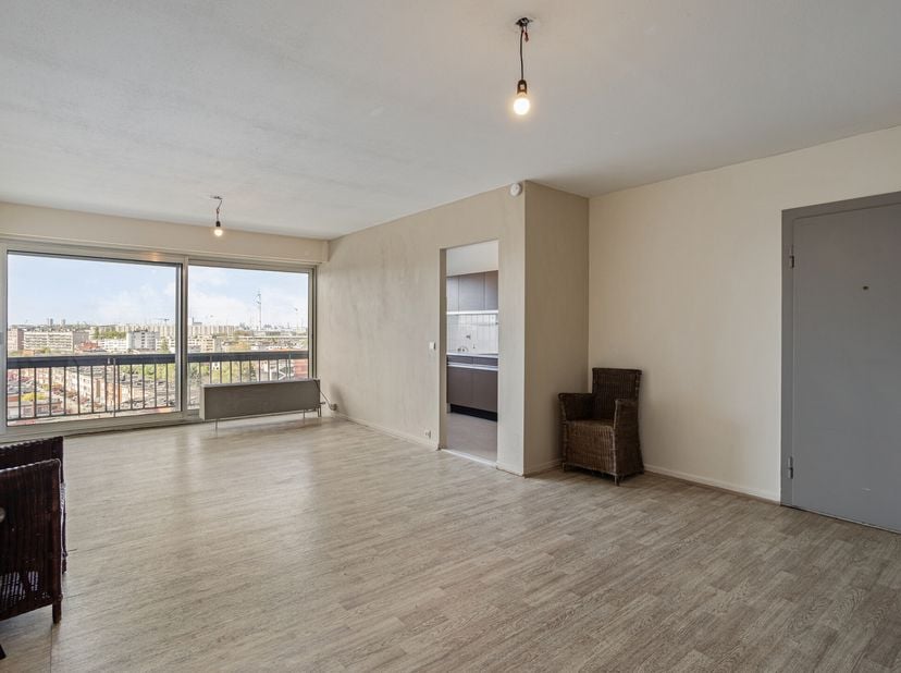 U komt binnen via de veiligheidsdeur in de woonkamer die baadt in het licht dankzij het grote raam. Bovendien heeft u een prachtig open zicht en via h