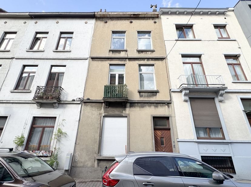 À deux pas de la gare du Midi et à proximité de toutes les commodités, découvrez cette maison unifamiliale actuellement aménagée en cinq appartements,