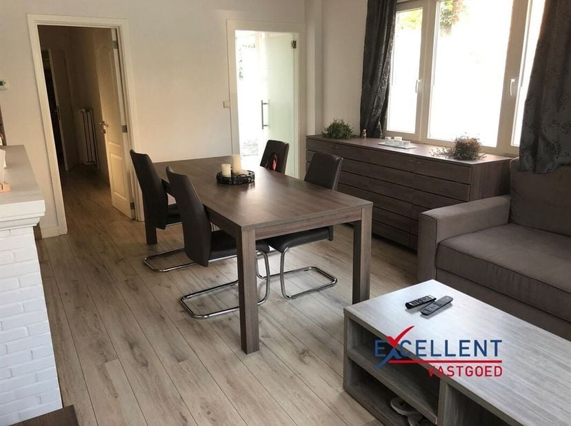 Deze charmante woning in Ronse ligt op wandelafstand van de markt en biedt een bewoonbare oppervlakte van 104m² met een praktische indeling. De woning