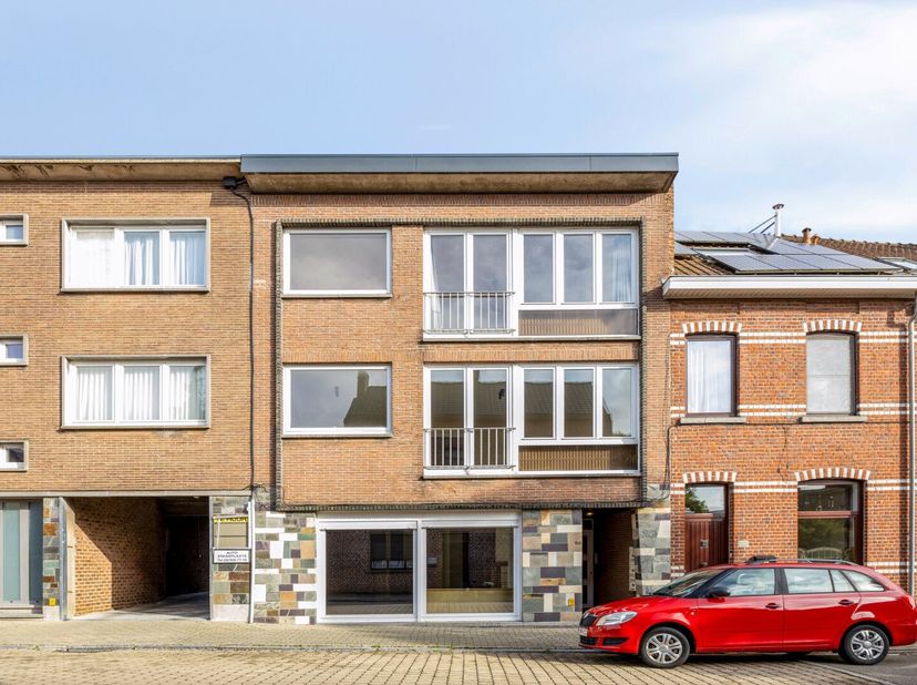 Appartement spacieux au rez-de-chaussée à rafraîchir avec deux chambres à Halle. Bon emplacement avec une connexion directe vers Bruxelles.&lt;br /&gt;
L&#039;ap