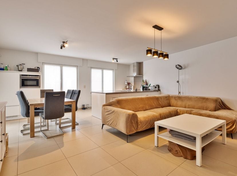 Dit appartement heeft een inkomhal met een apart gastentoilet en twee praktische bergingen met aansluiting voor een wasmachine.  Er zijn twee ruime sl