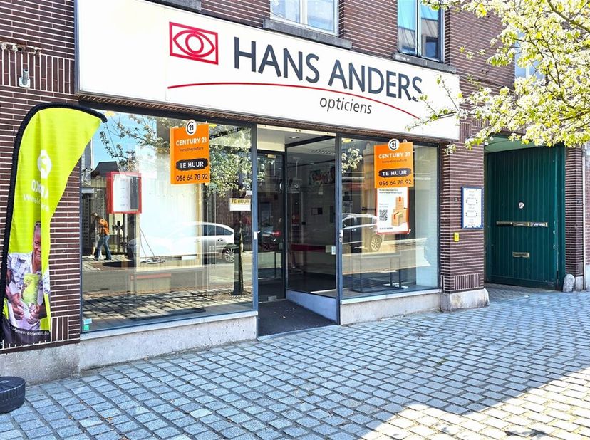 Immeuble commercial très bien situé en position A dans la rue commerçante de Ronse, en venant de la gare vers le centre. Les grandes fenêtres offrent