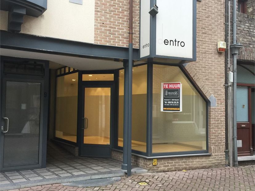 Deze polyvalente ruimte is gelegen in het centrum van Maaseik, op de Rueelstraat. De Rueelstraat is een zijstraat van de Bosstraat.&lt;br /&gt;
Deze ruimte