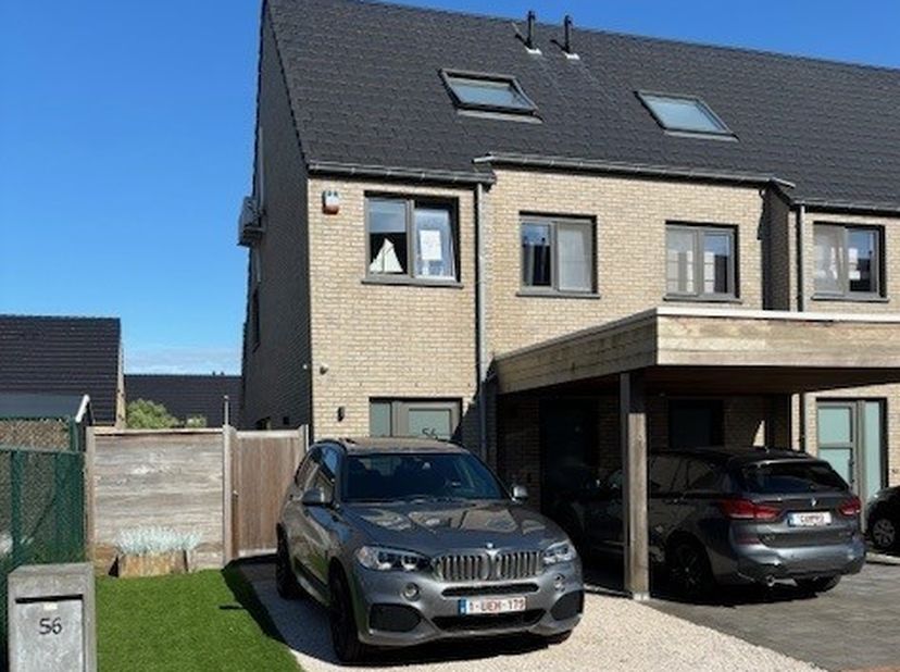 Recente nieuwbouwwoning met zonnepanelen, airco en alarm op wandelafstand van het strand van Mariakerke/Oostende. Scholen, winkels, sportaccommodaties