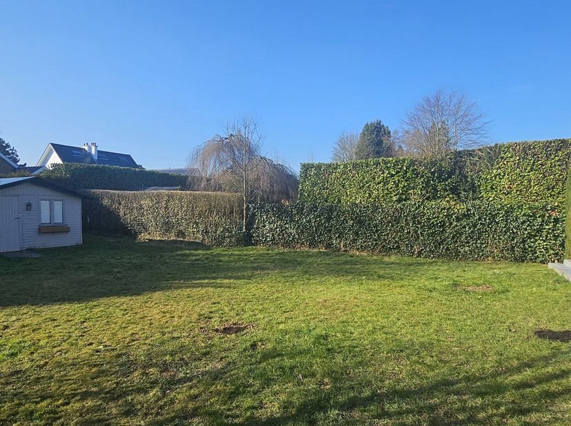 Nabij het centrum van Waterloo, prachtige villa GERENOVEERD van op twee niveaus. Op het gelijkvloers: inkomhal, woonkamer, volledig ingerichte keuken,