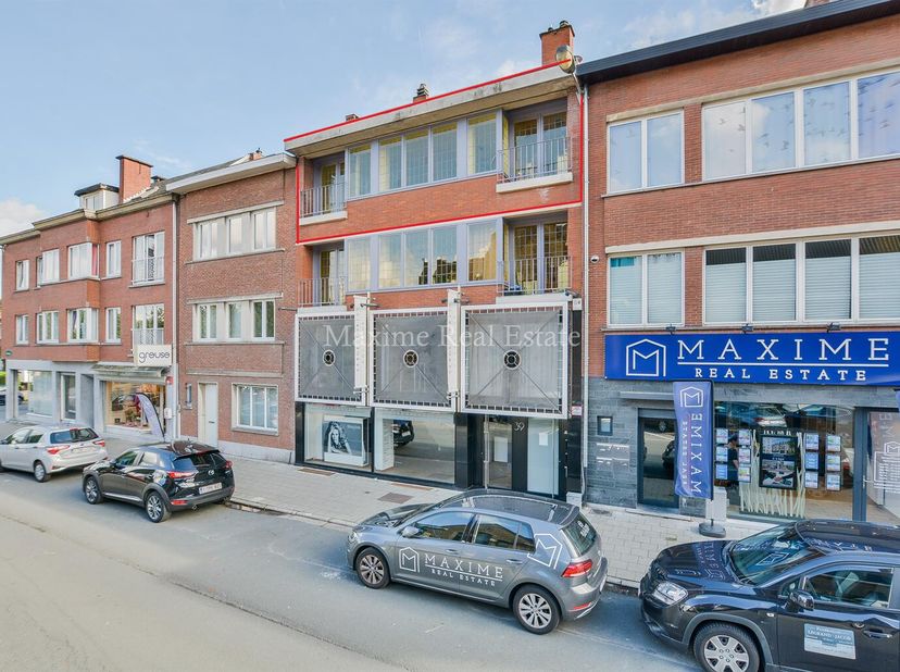 Charmant appartement +/- 98m² situé au 1e étage, sans ascenseur, d&#039;un petit immeuble et composé de:&lt;br /&gt;
Hall d&#039;entrée avec vestiaire  // lumineux sé