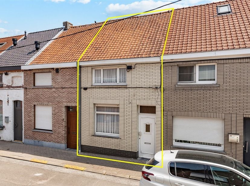 Deze woning geniet van een gunstige ligging met alle voorzieningen zoals winkels, scholen en openbaar vervoer op wandelafstand. Daarnaast profiteert d
