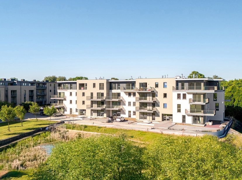 Niché au cur de la Plaine des Manuvres, à quelques pas seulement de la Grand-Place de Tournai, lAgence Leclercq vous présente ce magnifique appartemen