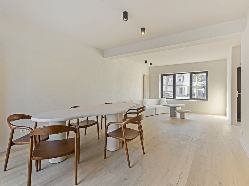 Bent u op zoek naar de perfecte combinatie van luxe, comfort en locatie? Dan is deze prachtig gerenoveerde woning op een perceel van 240m² in het hart