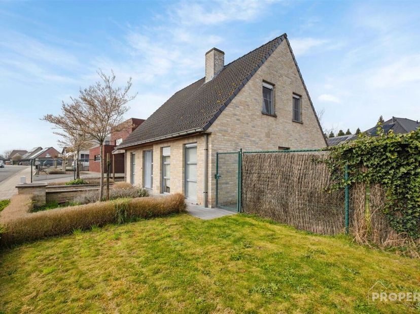 Découvrez cette charmante maison au coeur de Rumbeke, parfaite pour les familles à la recherche de confort et de style. Avec quatre chambres spacieuse