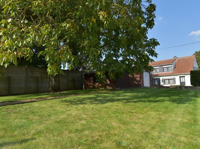 Op zoek naar een ruime en rustig gelegen woning in het pittoreske Rollegem? Deze halfopen bebouwing biedt alles wat u zoekt! De woning bevindt zich op