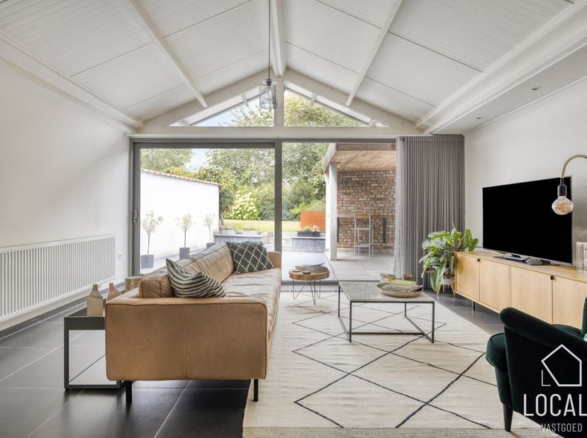 Deze totaal gerenoveerde, stijlvolle woning biedt een zeer ruim en comfortabel gevoel. Perfect wanneer u op zoek bent naar kwaliteit, rust en ruimte.&lt;