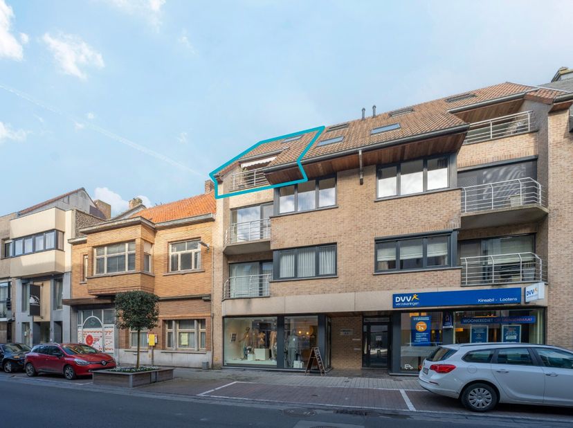 Cet appartement de 2 chambres est situé dans le centre de Gistel. L&#039;appartement est prêt à emménager et situé au premier étage. La répartition est la