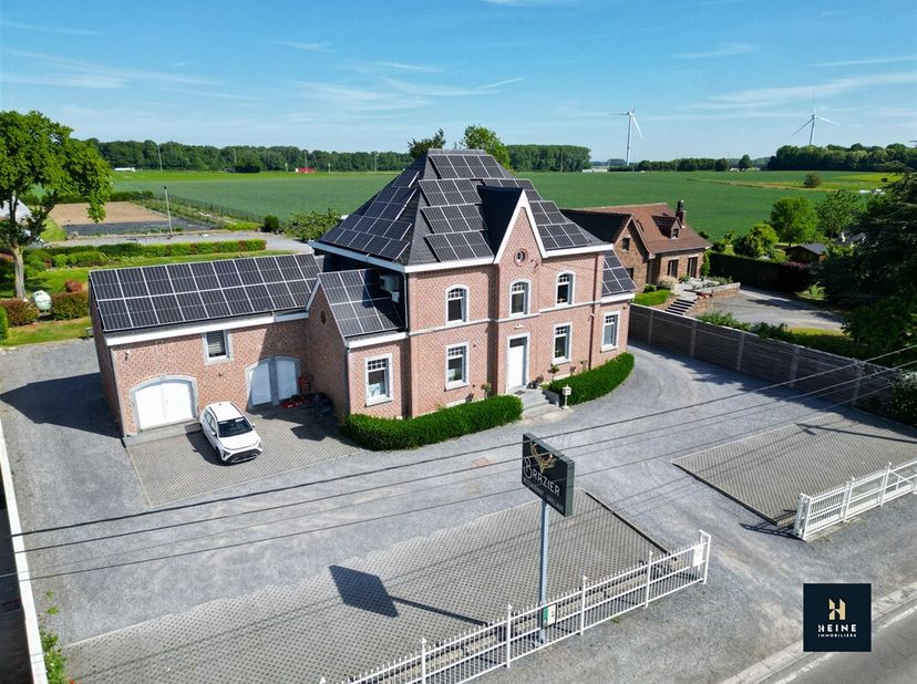 Dit prachtige gebouw is ideaal gelegen in het charmante dorpje Hingeon, op minder dan 2 minuten van de snelweg E42 en op minder dan 15 minuten van Nam
