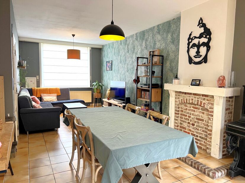 Woning met inkomhal die toegang biedt tot een ruime living met open indeling. Aansluitend vindt u de open keuken. Verder op het gelijkvloers is er een