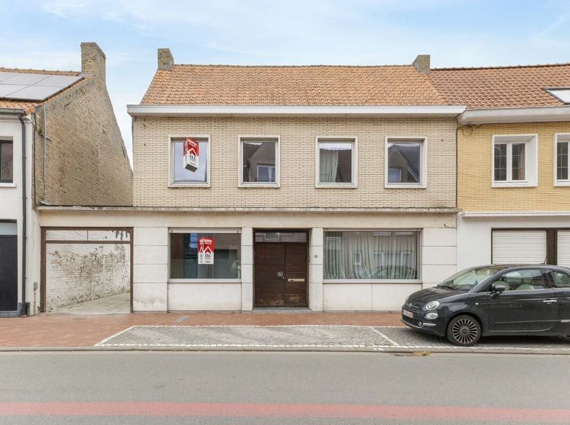 Adinkerke/ De Panne: Te renoveren gezinswoning met 4 garages Op zoek naar een woning met ruimte ? Deze te renoveren woning in Adinkerke biedt niet all