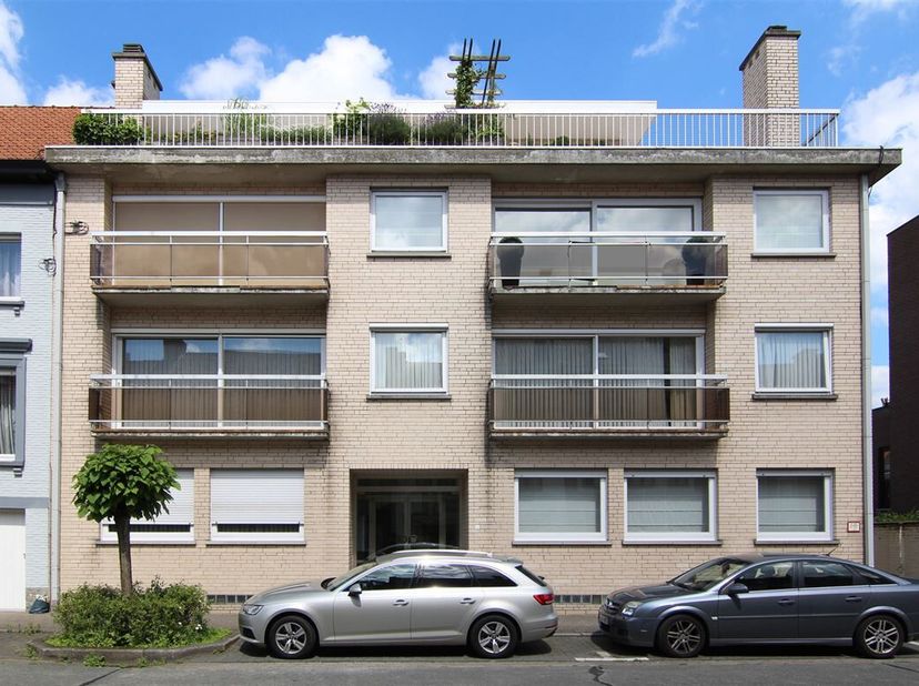Dit appartement te koop heeft een heel goede ligging in Kortrijk. De Pater Beckstraat ligt in een residentiële omgeving nabij de Loofstraat en de Door