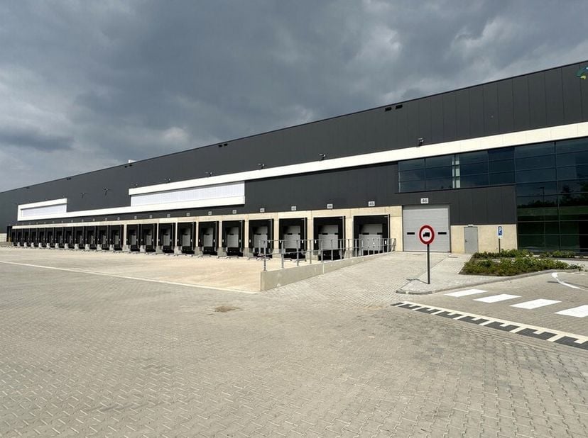 23.858m² d&#039;entrepôt + 1385m² de mezzanine + 679m² de bureau dans un projet logistique durable&lt;br /&gt;
Emplacement: dans la zone industrielle de Krekelen