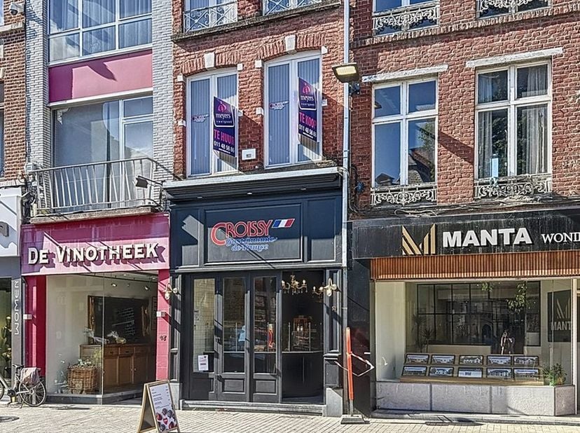 Welkom in de Stapelstraat, dé commerciële ader van Sint-Truiden, waar een constante stroom van voetgangers, shoppers en passanten zorgt voor maximale