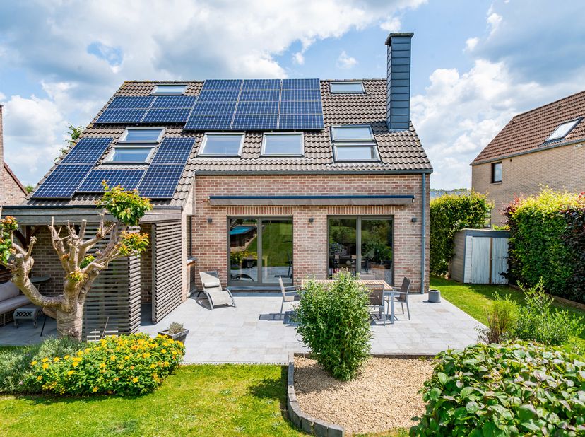 Easy Home a le plaisir de vous présenter cette magnifique villa, idéalement située dans le quartier paisible des 4 Sapins, à quelques minutes de la N2