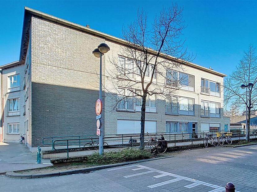 Dit appartement biedt een uitstekende bereikbaarheid met het openbaar vervoer. Het station ligt recht tegenover het gebouw, waardoor zowel de trein al