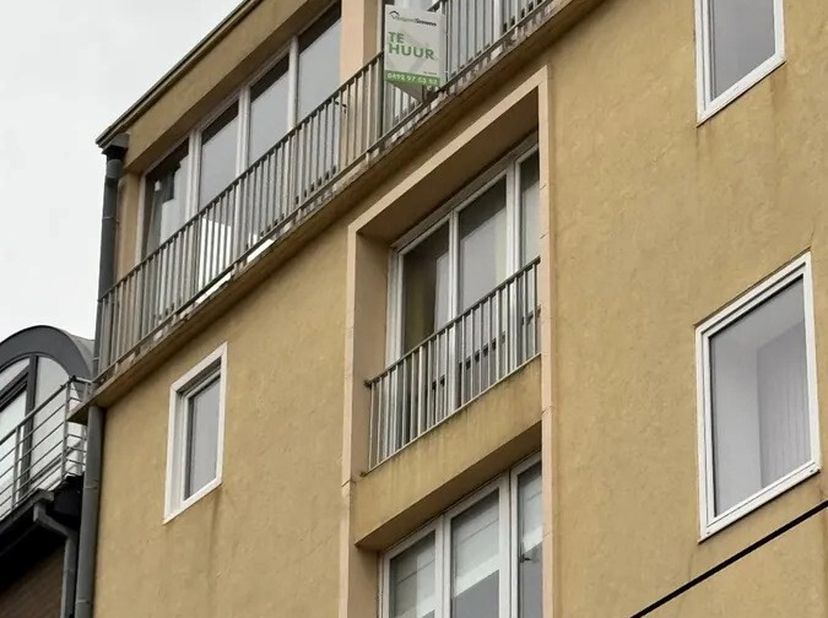 Dit bemeubeld appartement is gelegen op de 5de verdieping en bestaat uit: lift - inkomhal - living - keuken - 1 slaapkamer - terras - wc - douche.&lt;br