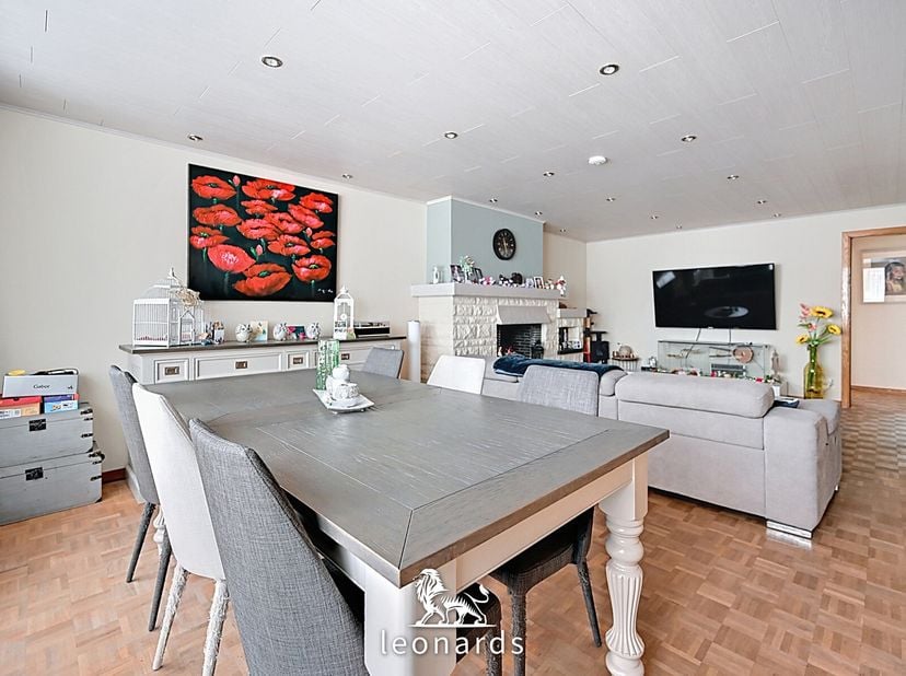 Gelegen in het hart van Roeselare, in de levendige Vlamingstraat, bevindt zich dit charmante appartement dat de perfecte combinatie biedt van comfort