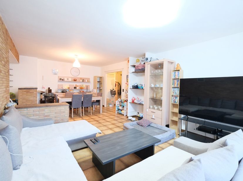 EVERE - REF : 6695561 - Proche de toutes les commodités, nous vous présentons ce magnifique appartement 2 chambres. Il se compose d&#039;un hall d&#039;entrée a